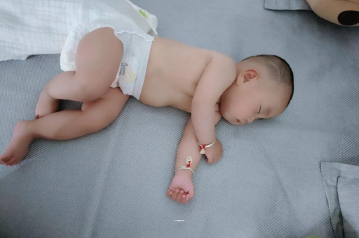 广州借卵试管代怀包男孩3个月宝宝怎么抱